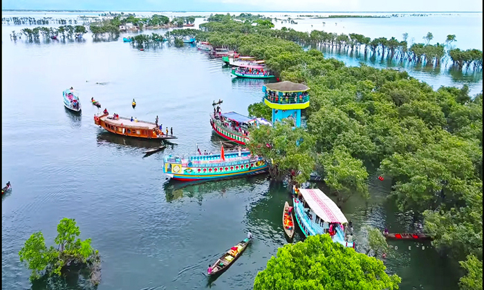 পূজার ছুটিতে সুনামগঞ্জে পর্যটকদের ভিড়