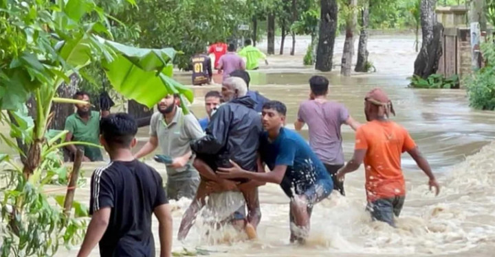 মৌলভীবাজারে পানিবন্দি লক্ষাধিক মানুষ, বন্ধ সড়ক যোগাযোগ