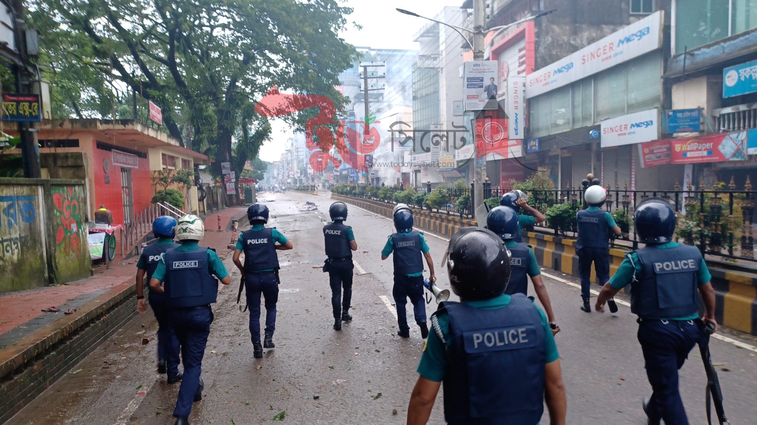 নগরীতে পুলিশ-আন্দোলনকারীদের সং’ঘ’র্ষ : ৫ পুলিশসহ আ’হ’ত ২০