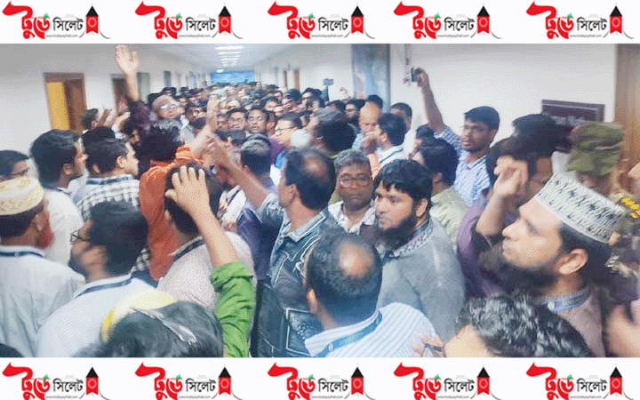 বাংলাদেশ ব্যাংকে বিক্ষোভ, পালালেন ডেপুটি গভর্নর-উপদেষ্টারা