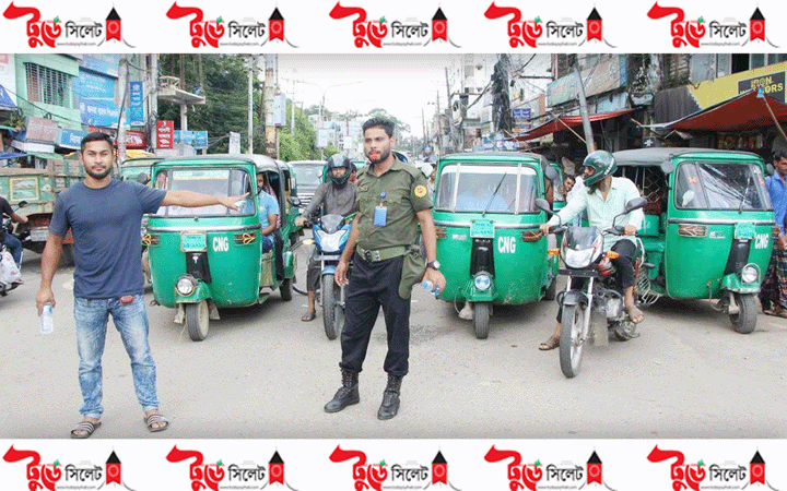 সিলেটে ট্রাফিক নিয়ন্ত্রণ: সাধারণ শিক্ষার্থীদের সড়ক ছাড়ার নির্দেশ