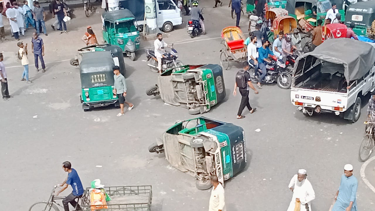 ব্যবসায়ী ও অটোরিকশা চালকদের সংঘর্ষে সিলেটে রণক্ষেত্র