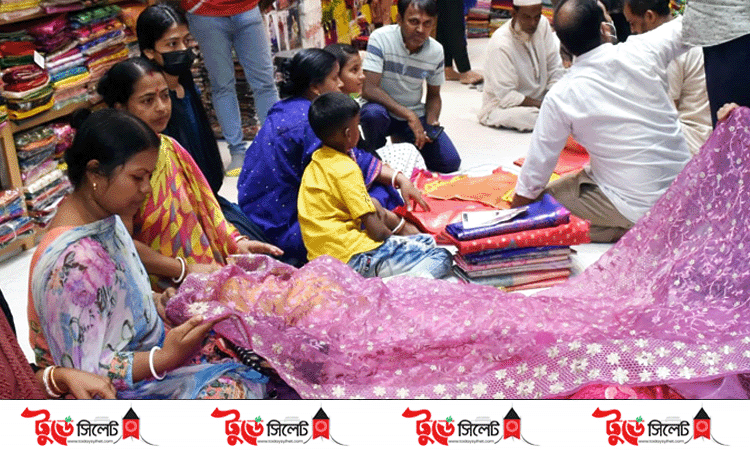 দুর্গাপূজায় শেষ সময়ের কেনাকাটায় ব্যস্ত ক্রেতারা