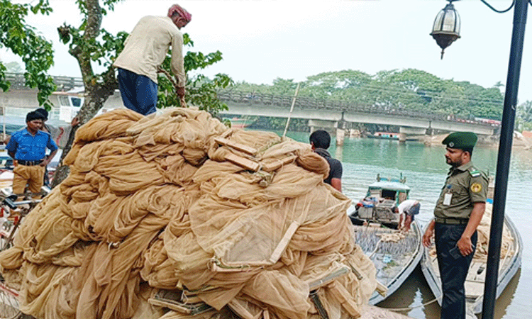 টাঙ্গুয়ার হাওরে অভিযান, নৌকাসহ ১৬ জন আটক