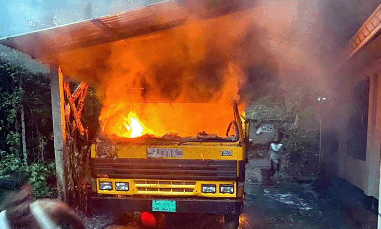 বড়লেখায় দুর্বৃত্তের আগুনে পুড়লো ট্রাক