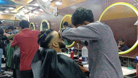 সিলেটে ব্যস্ত সময় পার করছেন নরসুন্দরেরা