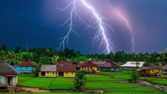 বাড়ছে বজ্রপাত: ঝুঁ কি পূ র্ণ সিলেট-সুনামগঞ্জ